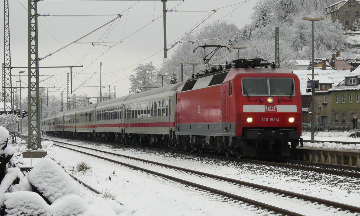 12. Dezember 2008, Lok 120 152 fährt mit IC 2478 München - Berlin Hbf in Richtung Saalfeld durch den Bahnhof Kronach.