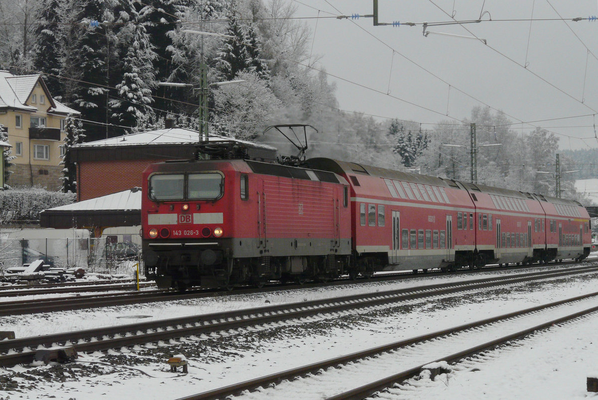 12. Dezember 2008, Lok 143 026 hat mit RB 16853 von Naumburg Kronach erreicht und wird nach kurzem Halt weiter nach Lichtenfels fahren.