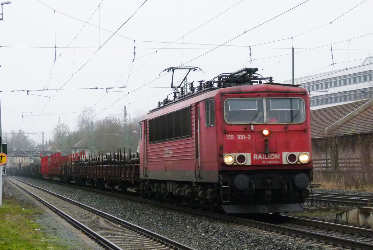12. Dezember 2013, Lok 155 109 befördert einen Güterzug aus Richtung Saalfeld durch den Bahnhof Kronach.