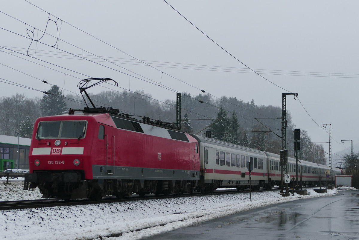 12. Dezember 2019, Kronach, IC 2063 verkehrt heute im  Nostalgie-Look . Den IC 2-Garnituren behagt wohl das Wetter nicht? Oder hat's was mit dem Fahrplanwechsel zu tun?  IC 2063 Karlsruhe - Leipzig ist jedenfalls (erwähnenswert!!!) pünktlich. Lok 120 152 führt, 120 132 schiebt nach.