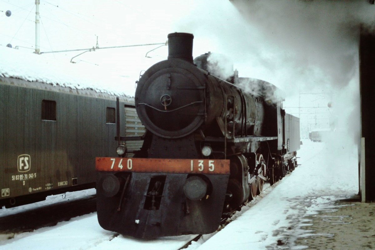 12 feb 1986, another shot of the 740.135 during the unfreezing of the track of the Roma Termini station.