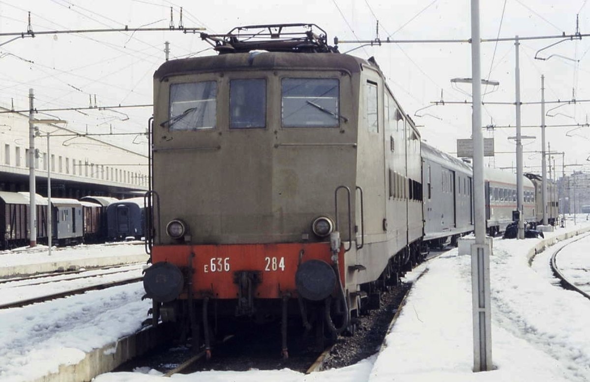 12 feb 1986, Roma termini station : electric locomotive e 636.284. This locomotive was built on 1960, on 1990 it was involved in an hard incident. FS rebuilt the locomotive with new cabins similar to the locomotives e 656, and was repainted with new colors that it still bears today.