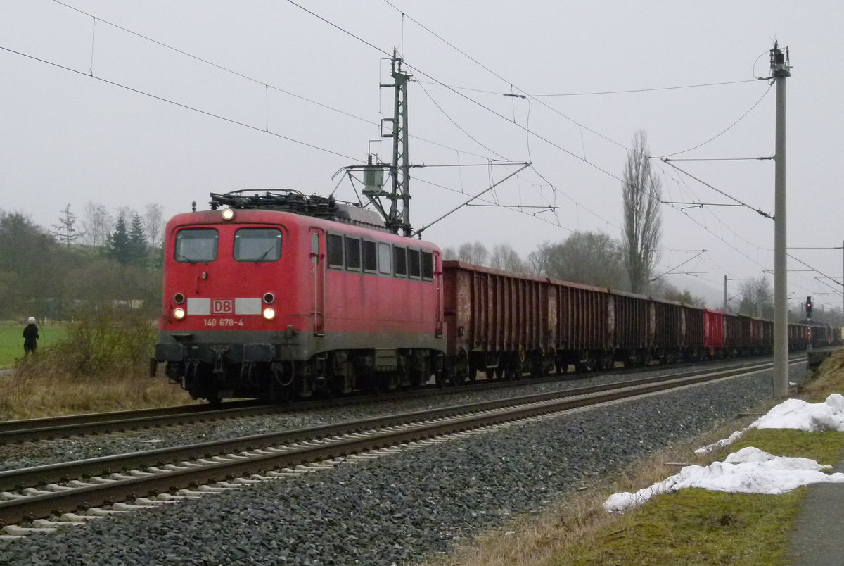 12. Februar 2015, Lok 140 678 fährt mit einem Güterzug in Richtung Lichtenfels durch Küps (und ein bisschen Schnee gibt's auch noch).
