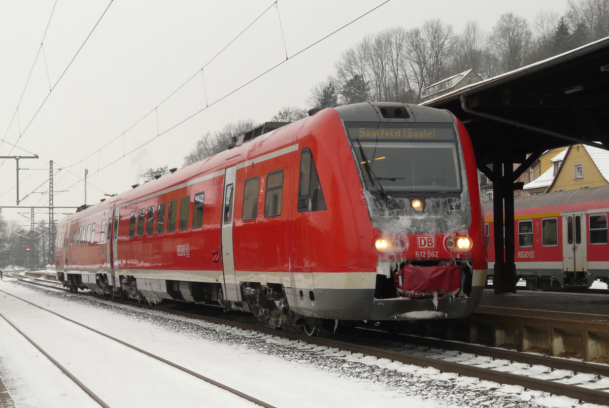12. Januar 2010, RE 3482 hat in Kronach bereits eine viertel Stunde Verspätung. Jetzt wartet er die Überholung durch einen außer Plan fahrenden ICE ab, bevor er seine Fahrt nach Saalfeld fortsetzen kann.