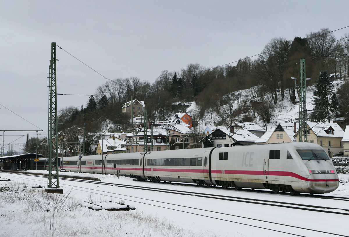 12. Januar 2017, ICE  Bielefeld  (Tz 204) fährt als IC 1003 Berlin - München durch den Bahnhof Kronach.