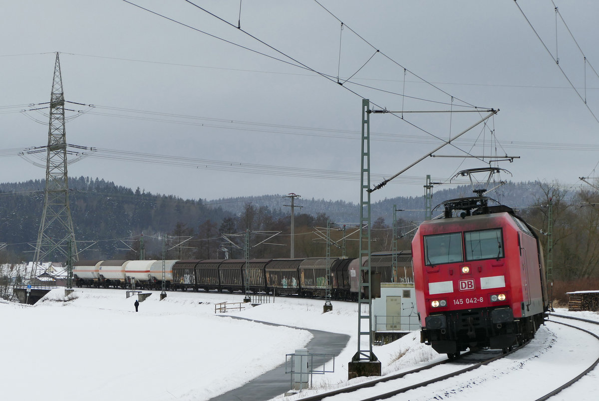 12. Januar 2017, Lok 145 042 befördert einen Güterzug aus Richtung Saalfeld durch den Haltepunkt Gundelsdorf.