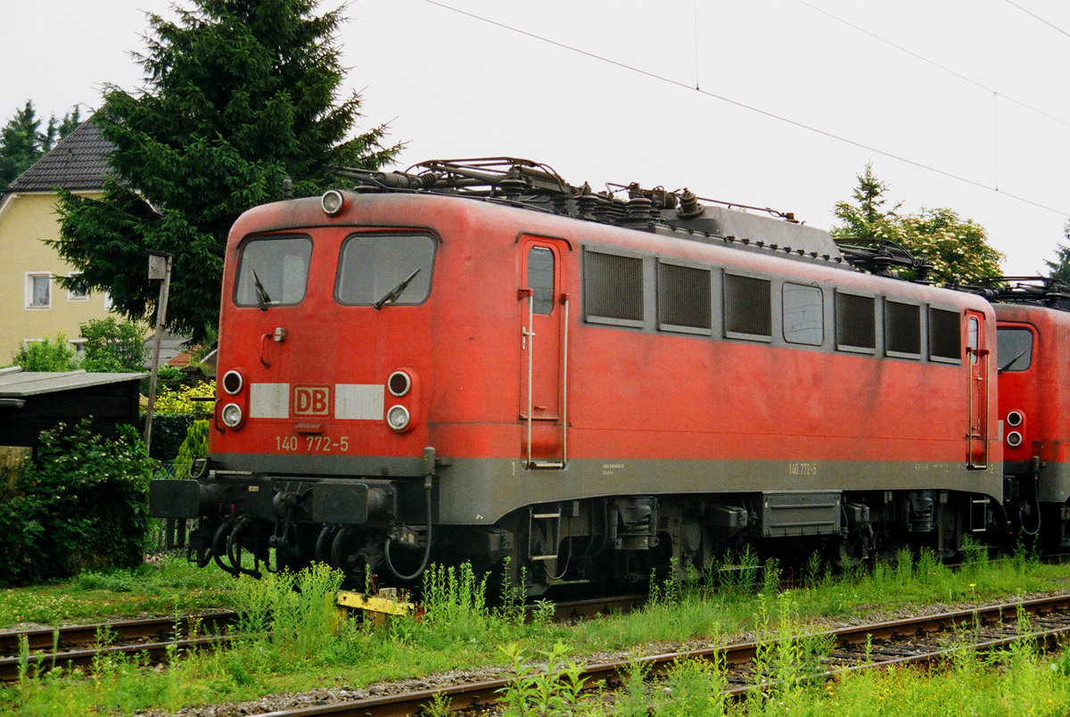 12. Juni 2005, auf einem der stadtnahen Abstellgleise des Bahnhofs Freilassing genießt Lok 140 772 die Sonntagsruhe.