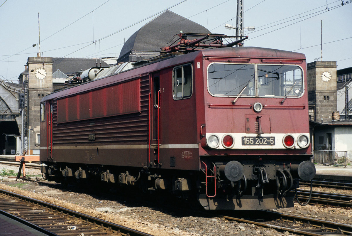 12. Mai 1992.  Die E-Lok 155 202 steht im östlichen Vorfeld des Dresden-Hauptbahnhofes.    