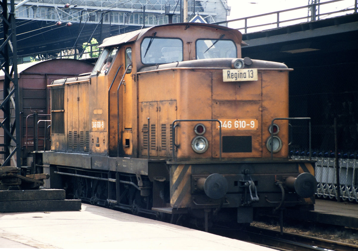 12. Mai 1992,  REGINA 13  hat im Dresdner Hauptbahnhof mit dem Verschieben von Expressgut- und Postwagen gut zu tun. Die 346 610 wurde 1969 an die DR ausgeliefert und im Bw Dresden in Dienst gestellt. Am 25.04.2000 erfolgte die z-Stellung und am 18.05.2000 die Ausmusterung in  Dresden. Die Erläuterung zur Überführung nach Espenhain 2002 erspare ich mir  weil meine heißen Tränen fließen .