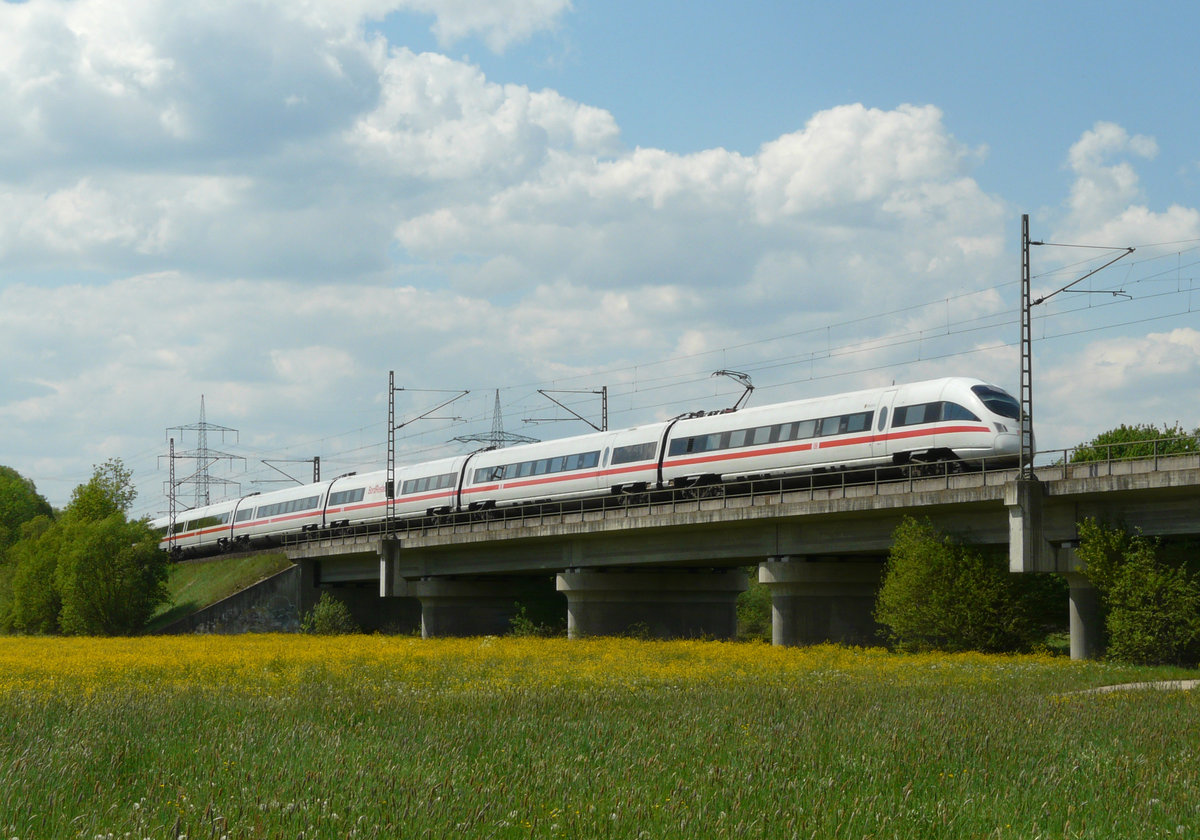 12. Mai 2008, ICE 1608 München Hbf — Berlin-Gesundbrunnen fährt über die Mainbrücke bei Hochstadt.