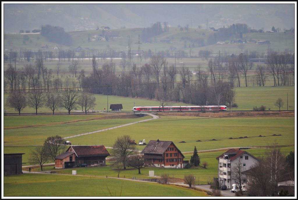 12 Minuten später ist 526 054-2 als S4 23452 nach Ziegelbrücke in der Linthebene unterwegs. In Uznach wurde die einzige Spitzkehre auf der rund dreistündigen Rundfahrt um den Säntis gemacht. (16.01.2014)