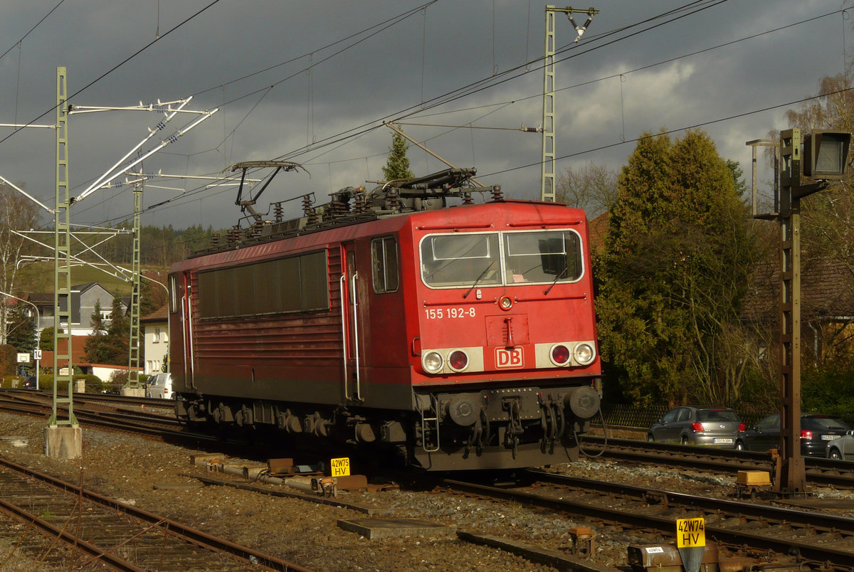 12. November 2010, Lok 155 192, eine ehemalige DR-250 fährt durch Kronach in Richtung Lichtenfels. Die dunklen Wolken über ihr hatten damals noch nichts mit der Ausmusterung der Baureihe zu tun.