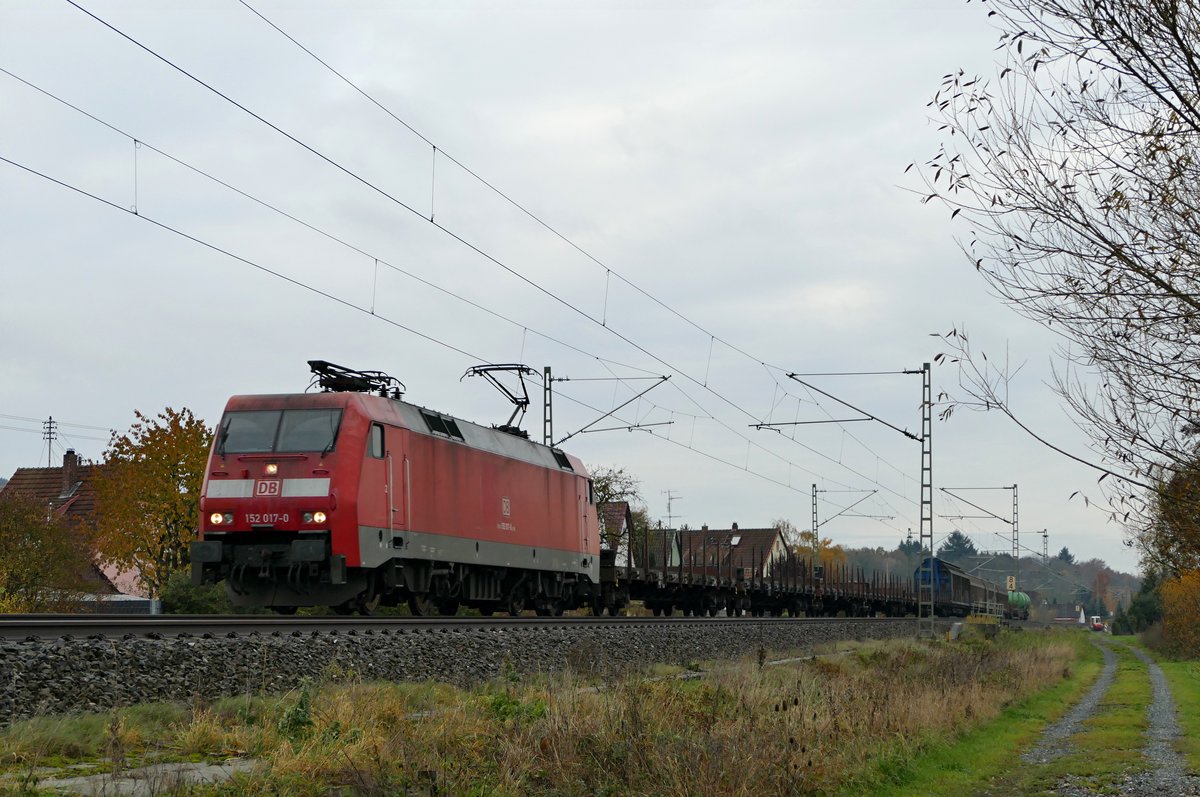 12. November 2019, Lok 152 017 befördert einen Güterzug durch Oberlangenstadt in Richtung Saalfeld.