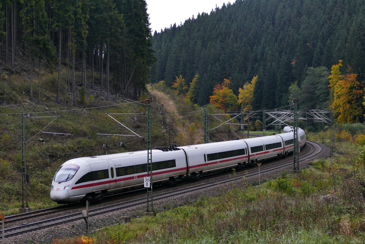 12. Oktober 2017 Ab dem Fahrplanwechsel im Dezember 2017 verkehren auf der Frankenwaldbahn keine ICE mehr. Anlass für mich, noch ein paar Fotos zu schießen. ICE  Travemünde  (Tz 1152) fährt als ICE 1207 Berlin - München auf der Südseite zwischen Steinbach und Förtschendorf talwärts.