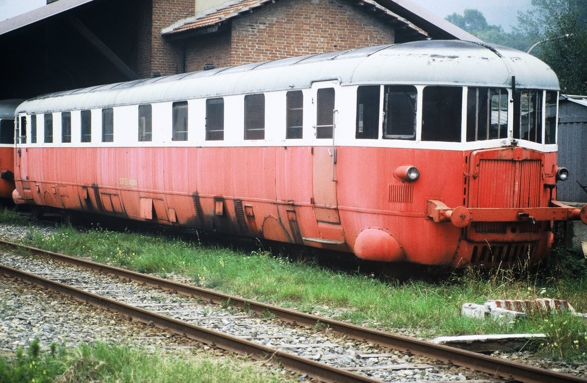 12 sept 1984. ALn 40.004 of Satti at Pont depot. Now this railcar is running in Italy with the original livery of two different brown colour  castano and isabella .