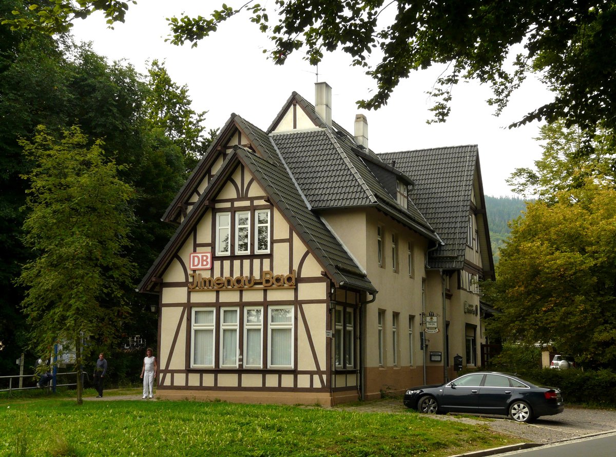 12. September 2008, der Bahnhof Ilmenau-Bad an der Strecke nach Schleusingen stimmt den Reisenden architektonisch auf die Reise in den Thüringer Wald ein.