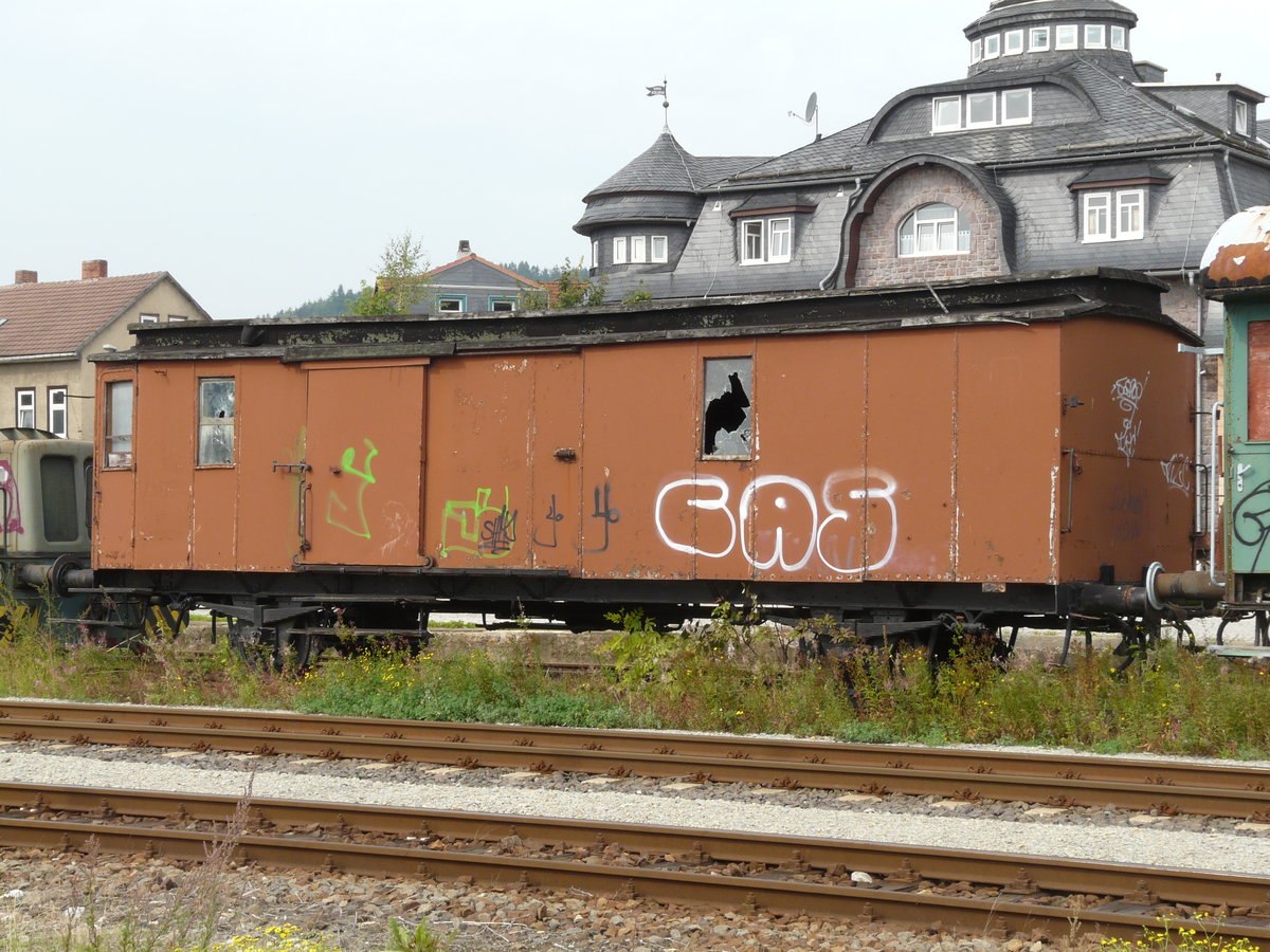 12. September 2008, In Ilmenau. Auf den Abstellgleisen vor dem Lokschuppen stehen Fahrzeuge der Rennsteigbahn, teilweise in desolatem Zustand.