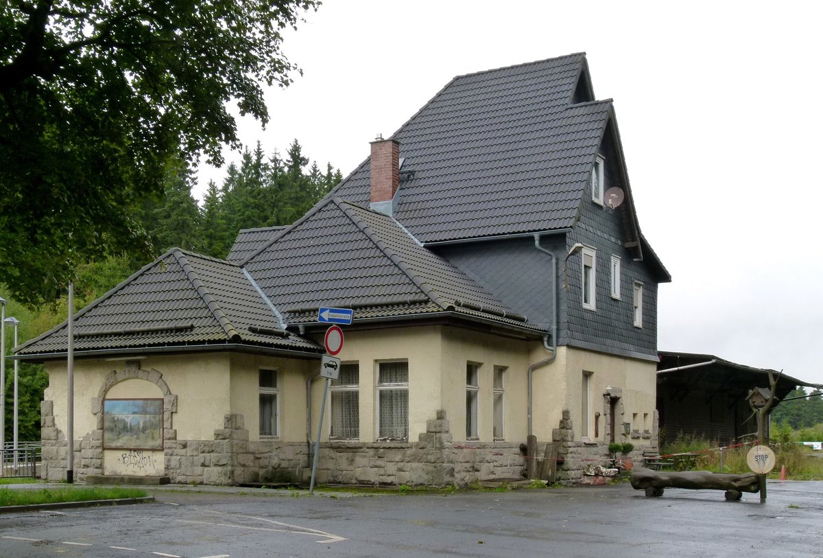 12. September 2013, Bahnhof Ernstthal an der Strecke Sonneberg - Lauscha - (Probstzella). Straßenseite. der Bahnhof ist unbesetzt. Die Züge (VT) verkehren wegen der Sperrung des Viadukts bei Lichte von hier nach Umkehrung der Fahrtrichtung nur noch nach Neuhaus am Rennweg.