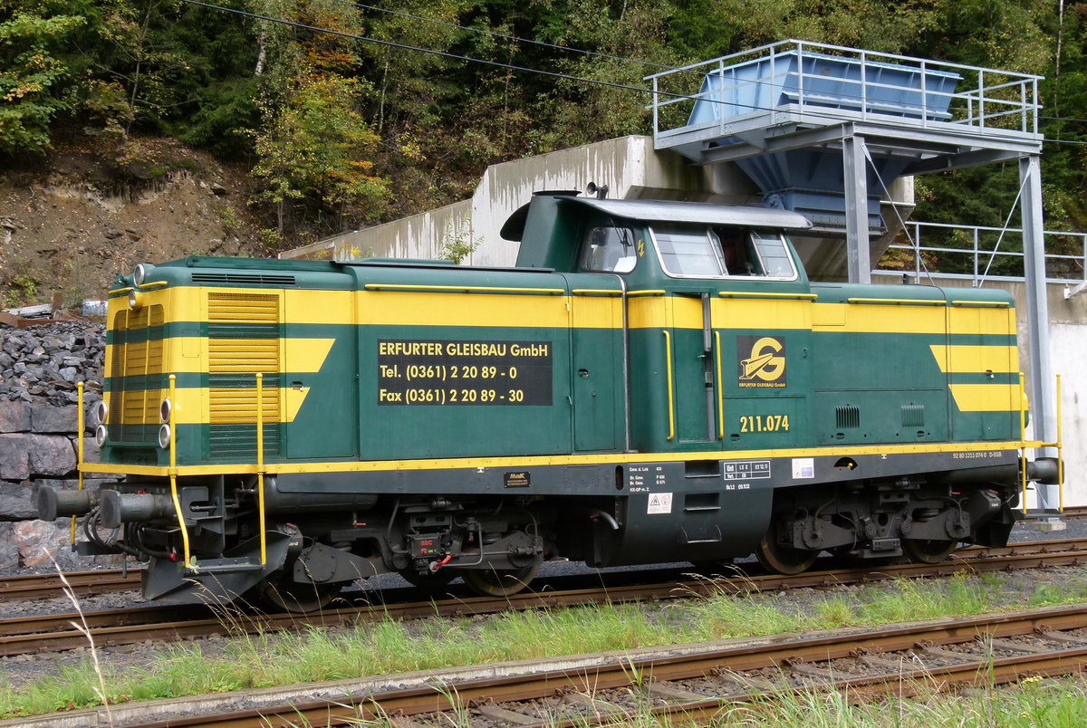 12. September 2013, Lok 211 074 der Erfurter Gleisbau GmbH wartet im Hartsteinwerk Hüttengrund bei Sonneberg auf die Beladung ihrer Schotterwagen.