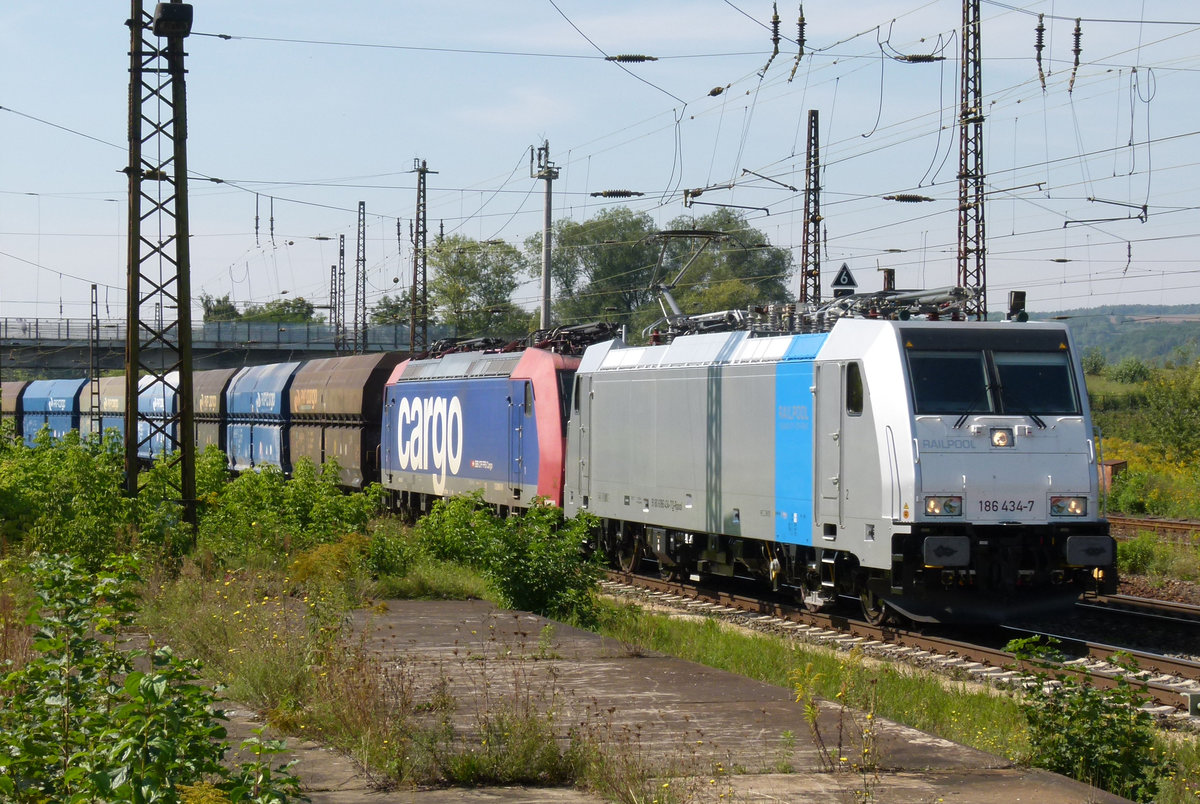 12. September 2015, Naumburg. Bevor es zum zum Winzerfest nach Freyburg geht, schnell noch paar Bahnbilder in nüchternem Zustand. Zum Beispiel dieser Güterzug mit den Lokomotiven 186 434 von Railpool und  482 032 der SBB. Er fährt in Richtung Halle.