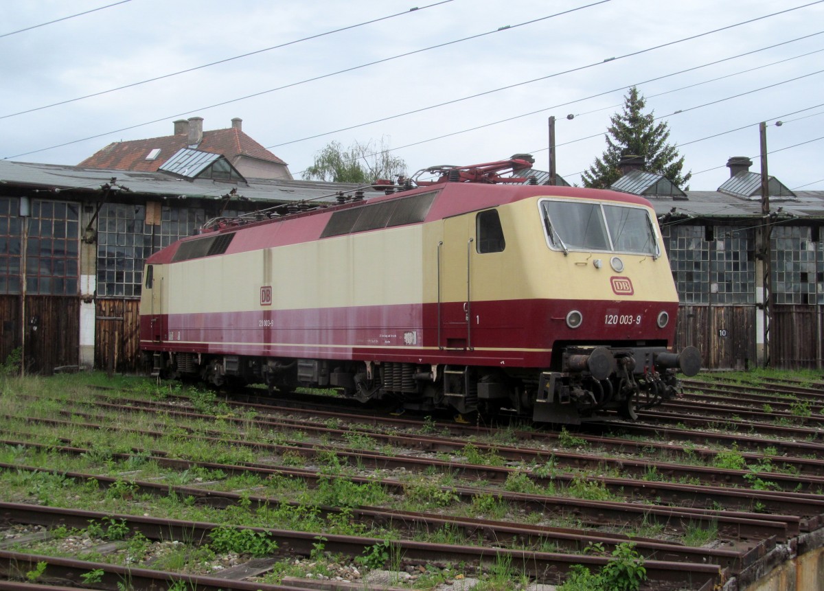 120 003-9 steht am 11. Mai 2014 vor dem Lokschuppen des Bahnparks Augsburg.