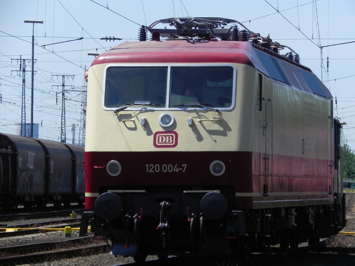 120 004-7 bei der Lokparade am 14.06.2015 im DB Museum Koblenz. Leider kann sich die Lok nich aus eigener Kraft bewegen und wurde daher von einer beige-blauen 332 gezogen. 