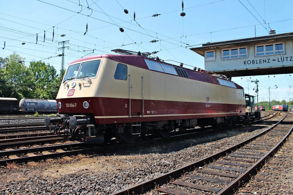 120 004-7 (ex. 752 004-2) am 14.06.2015 auf der Fahrzeugparade des Sommerfestes vom DB Museum in Koblenz Lützel, als sie von der 333 068-5 vor das Publikum geschoben wurde.