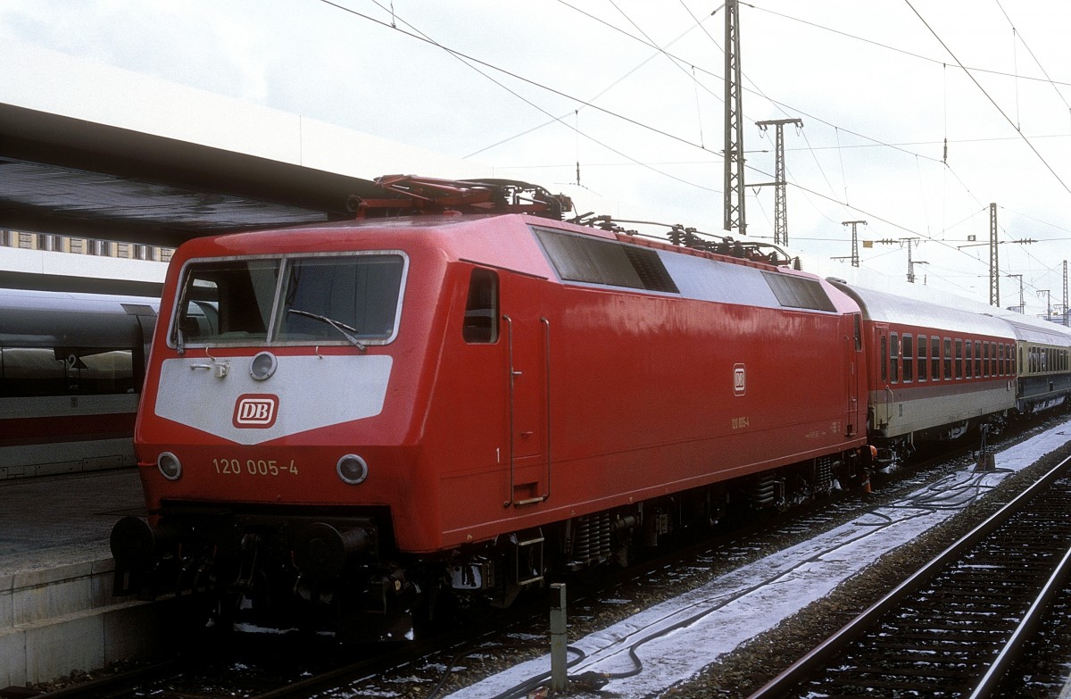  120 005  Nürnberg Hbf  04.03.93