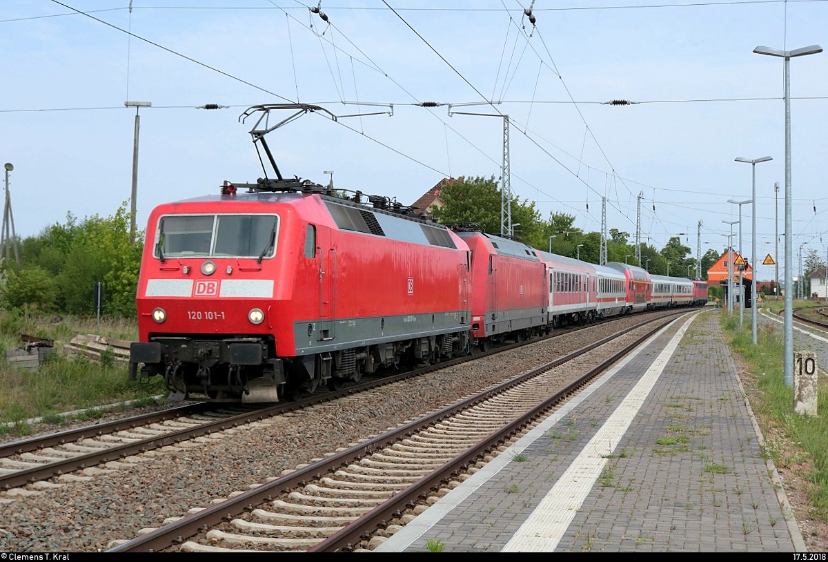 120 101-1 als PbZ 2487 von Leipzig Hbf nach München-Pasing Bbf durchfährt den Bahnhof Angersdorf auf der Bahnstrecke Halle–Hann. Münden (KBS 590). Grüße zurück!
[17.5.2018 | 15:35 Uhr]