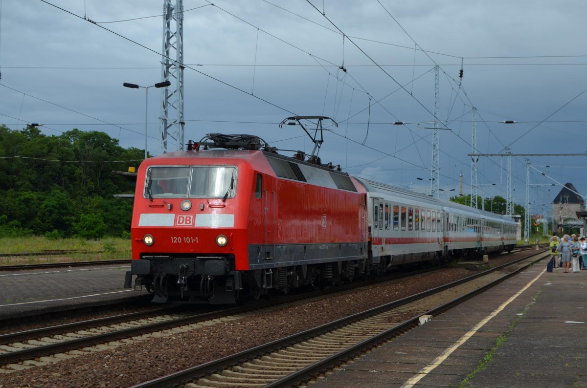 120 101-1 mit dem 4 Wagen IC 1948 Leipzig - Frankfurt(Main) in Sangerhausen 29.06.2014