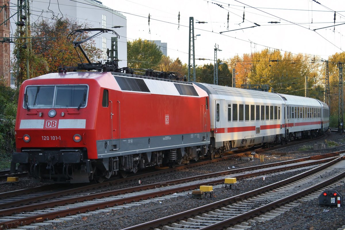120 101-1 verlässt am Abend des 03.11.2018 mit dem IC2226 von Nürnberg Hauptbahnhof nach Hamburg-Altona den Hamburger Hauptbahnhof.