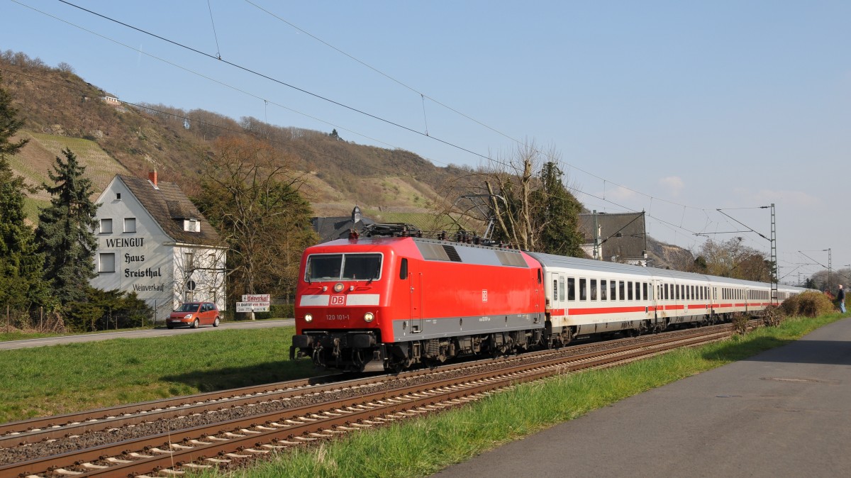120 101-1 zieht seinen IC als Umleiter über die rechte Rheinstrecke Richtung Köln, hier aufgenommen am 09/04/2015 in Leutesdorf.