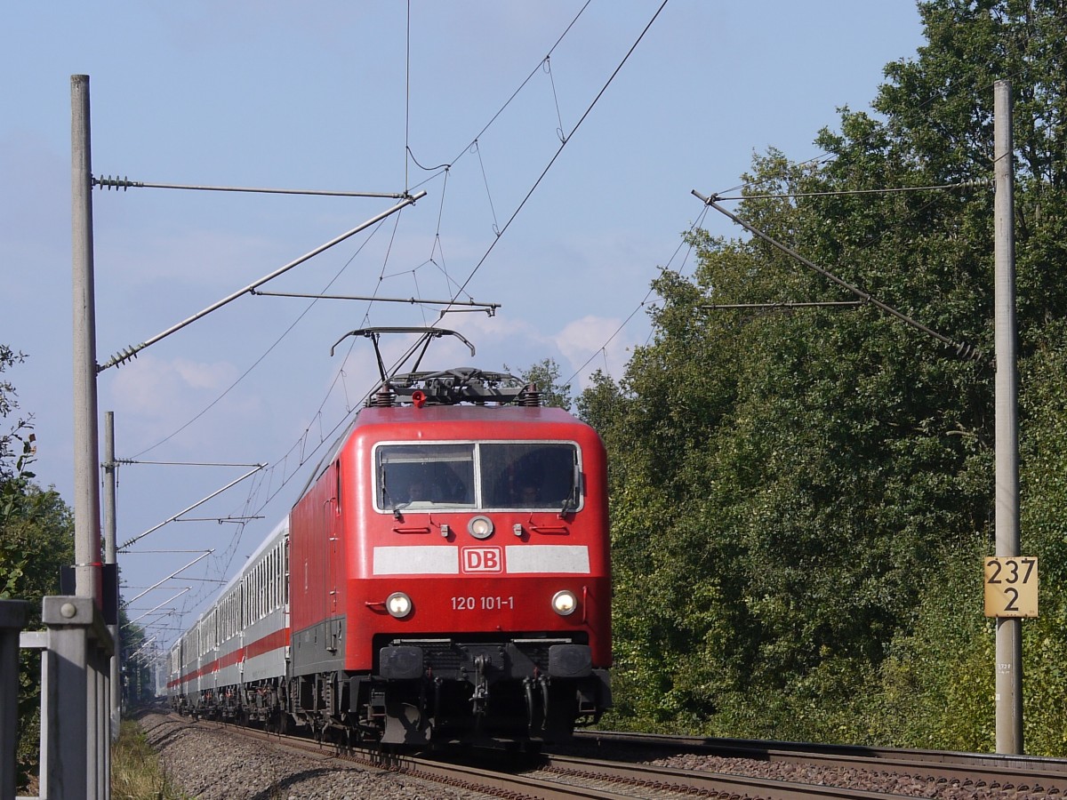 120 101 mit dem IC 1961 Hamburg-Altona - Rostock Hbf kurz hinter Bchen; 13.09.2013
