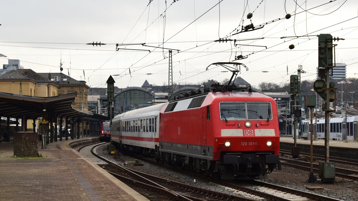 120 101 verlässt mit dem IC 2026 am Haken den Mainzer Hauptbahnhof. Aufgenommen am 5.2.2019 14:27