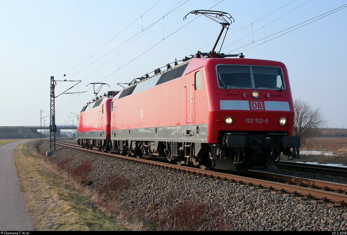 120 102-9 und 120 101-1 als Lokzug fahren in Schkeuditz West auf der Bahnstrecke Magdeburg–Leipzig (KBS 340) Richtung Leipzig. [25.3.2018 | 17:50 Uhr]
