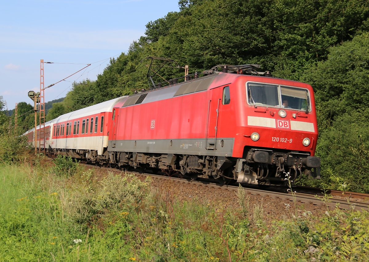 120 102-9 mit Autoreisezug in Fahrtrichtung Süden. Aufgenommen am 08.08.2014 zwischen Friedland(HAN) und Eichenberg.