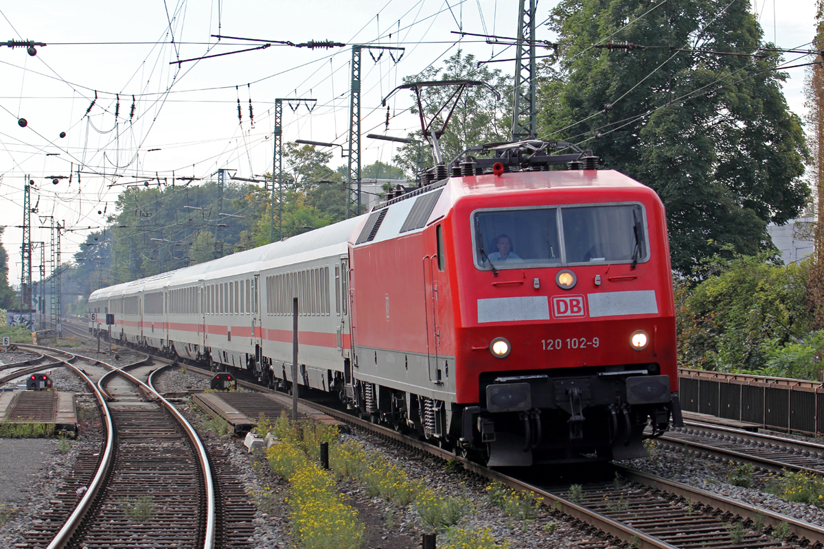 120 102-9 mit IC 2204 nach Emden Außenhafen bei der Einfahrt in Recklinghausen 3.10.2015