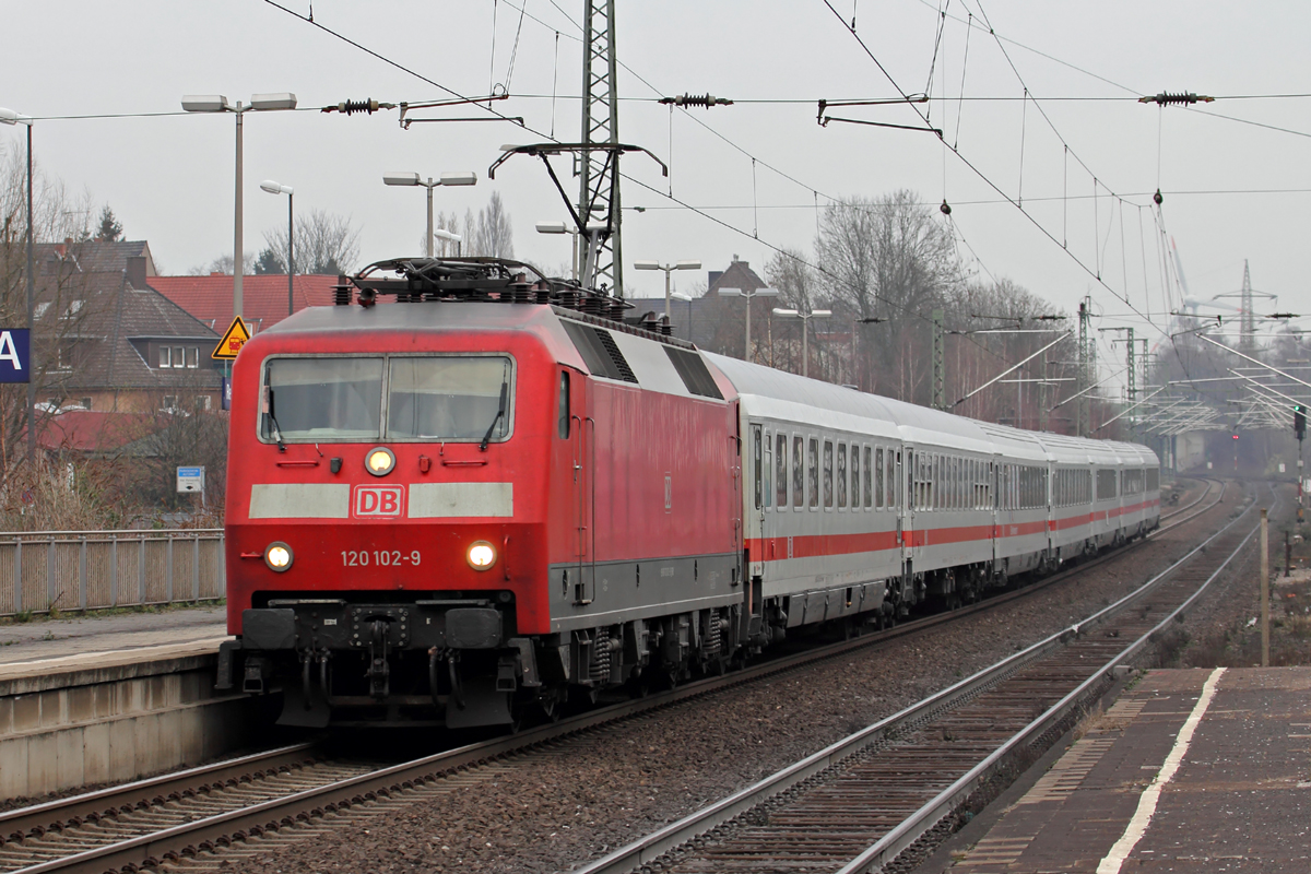120 102-9 mit IC 2403 nach Köln Hbf. bei der Einfahrt in Recklinghausen 7.3.2014