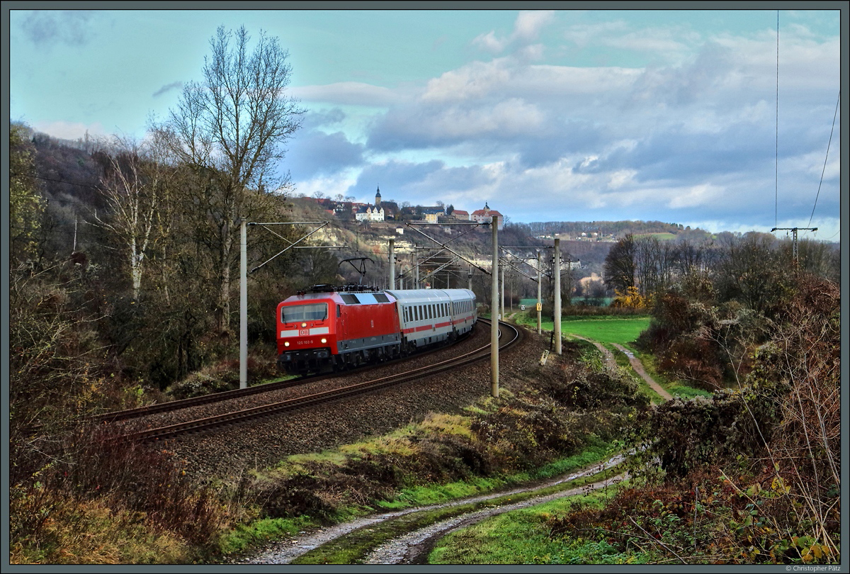120 102-9 rollt am 26.11.2017 mit dem IC 2355 bei Porstendorf durch das Saaletal. Im Hintergrund sind die Dornburger Schlösser zu sehen.