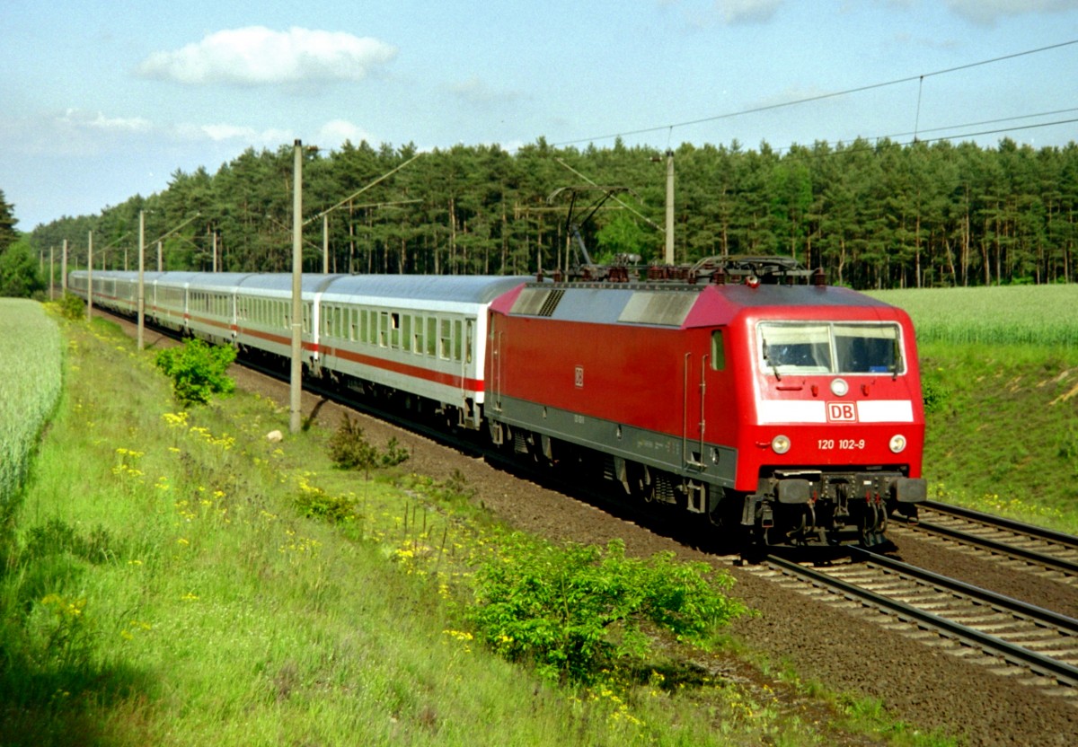 120 102 mit IC 2405 (Hamburg–Kln–Frankfurt) am 17.05.2004 zwischen Maschen und Jesteburg