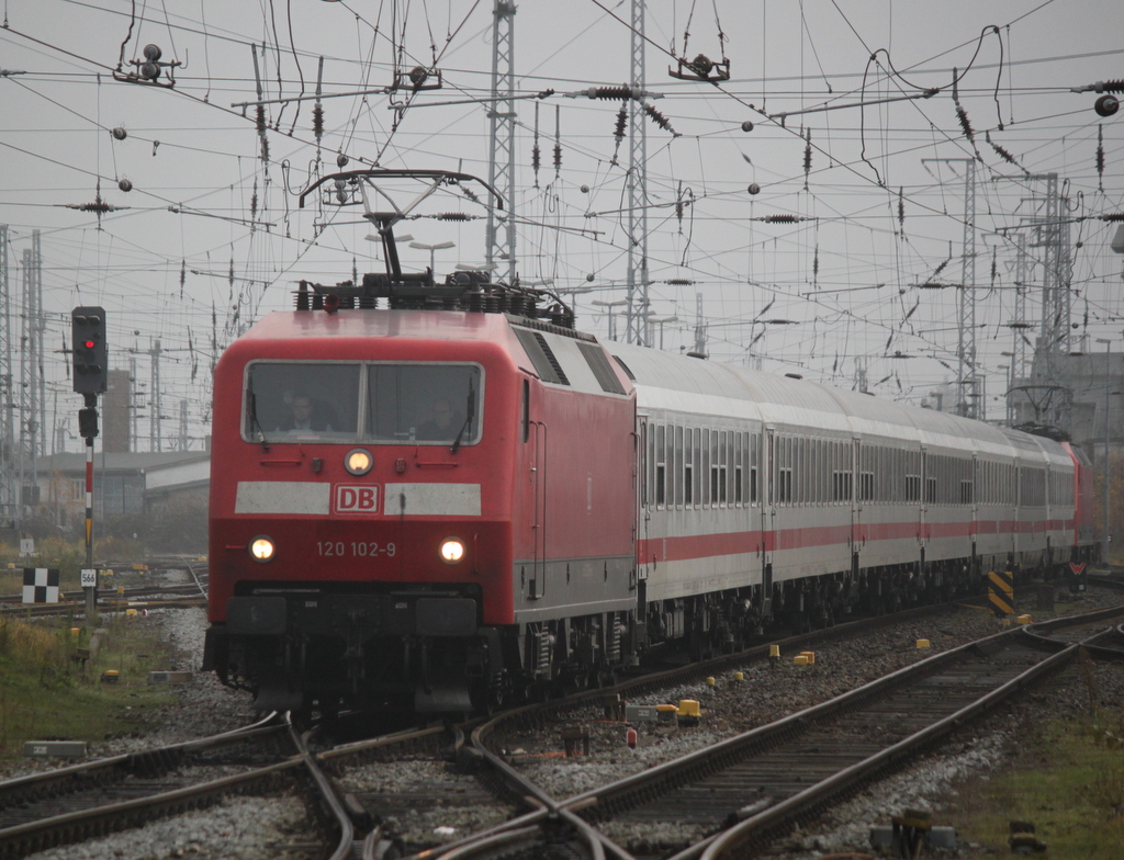 120 102+120 101(Sandwich) mit IC 2182 von Hamburg nach Stralsund bei der Einfahrt im Rostocker Hbf.01.12.2019