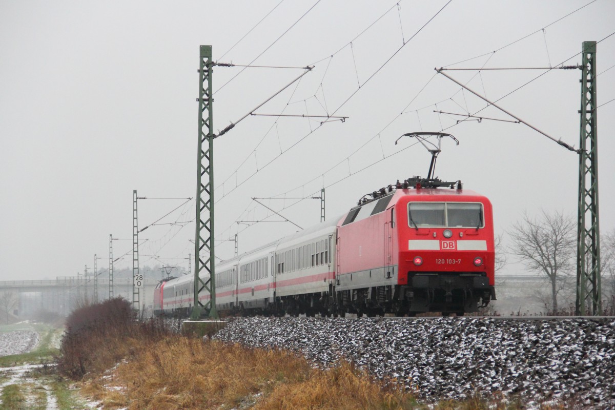 120 103-7 DB schiebt den IC 2300 bei Reundorf am 07.01.2015.