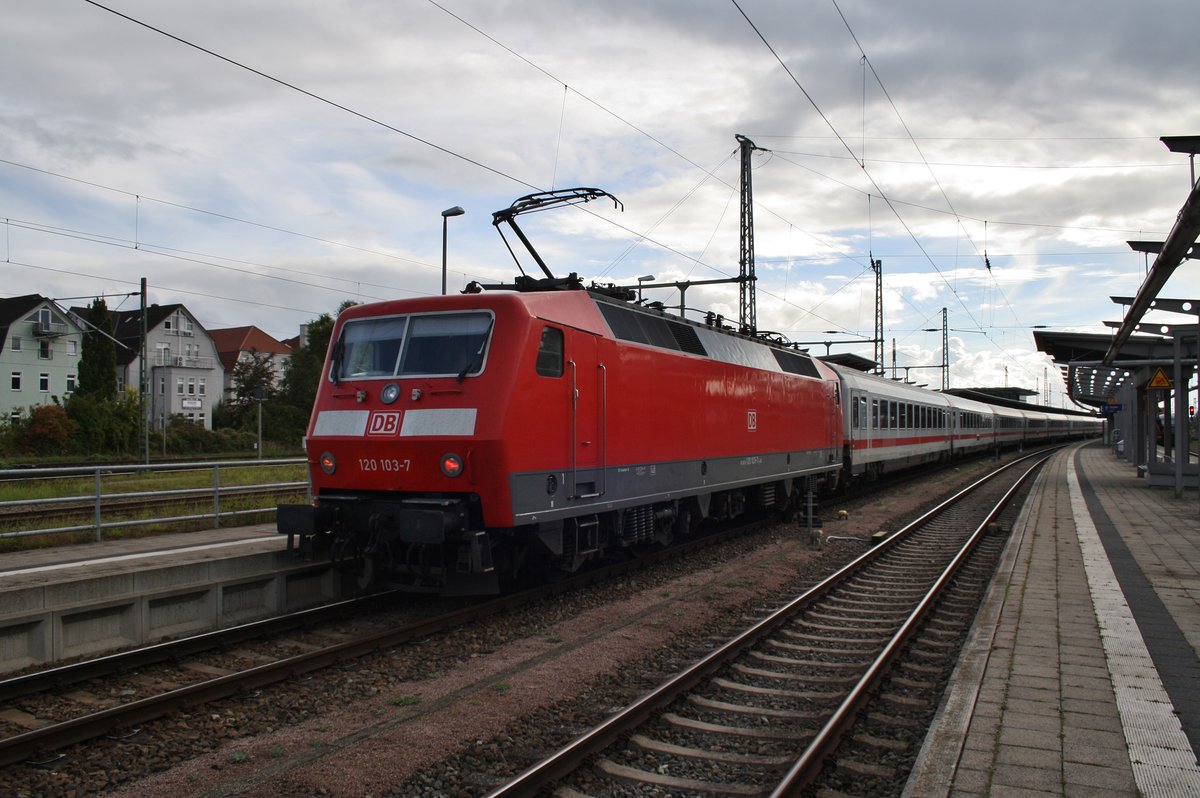 120 103-7 steht am 8.10.2016 mit dem IC2301 von Warnemünde nach München Hauptbahnhof im Rostocker Hauptbahnhof.