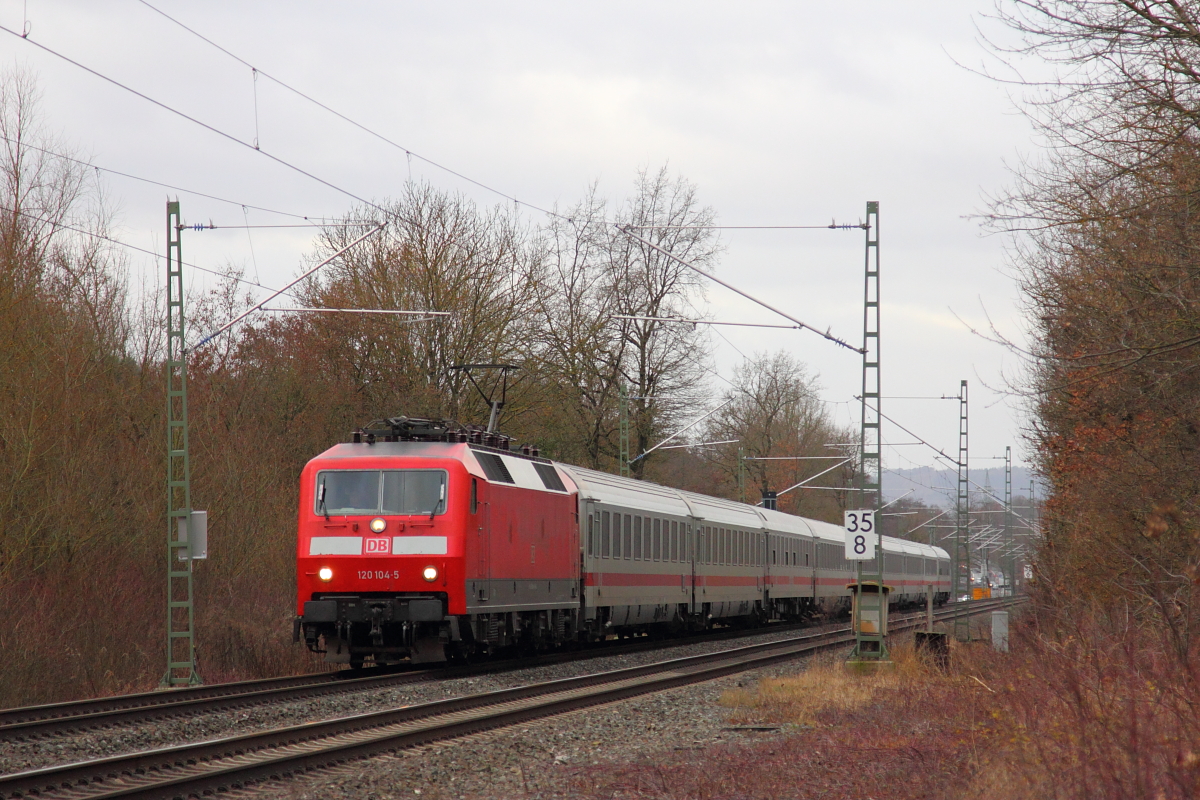 120 104-5 DB in Michelau/ Oberfranken am 27.12.2016.