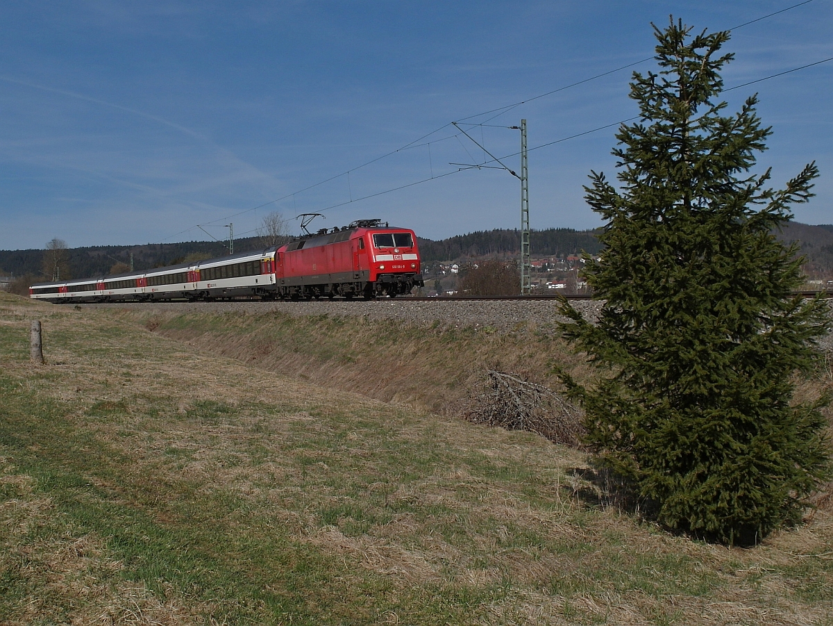 120 104-5 mit dem IC 282, Zürich - München, am 10.04.2015 bei Möhringen.