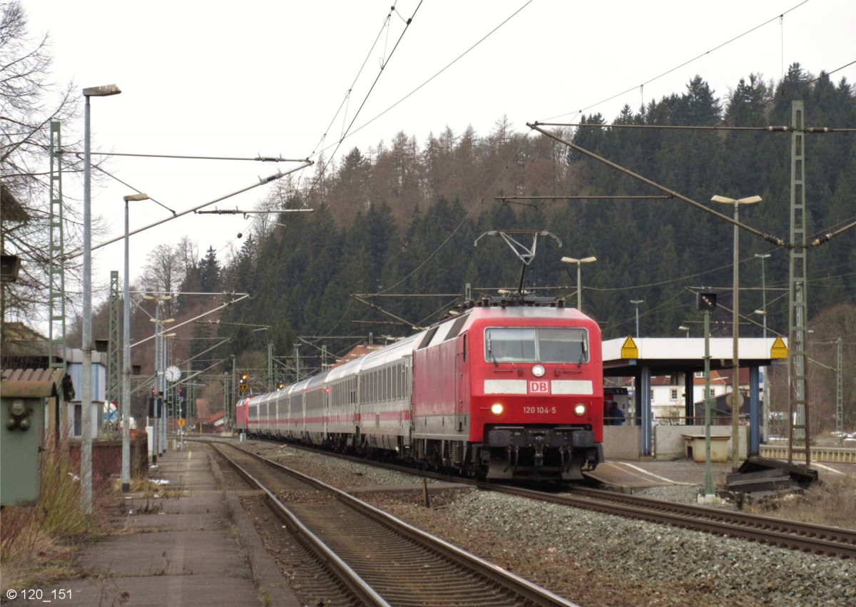 120 104-5 zieht am 28.Februar 2015 den IC 2300 und eine weitere 120 (am Zugschluss) durch Pressig-Rothenkirchen in Richtung Saalfeld.