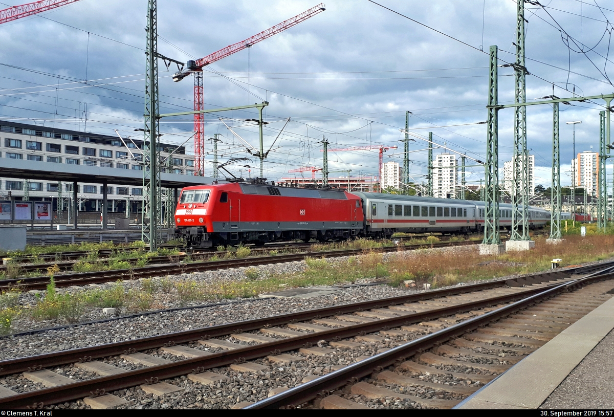 120 105-2 mit Schublok 120 150-8 DB als IC 2066 (Linie 61) von Nürnberg Hbf nach Karlsruhe Hbf, ersatzweise für einen IC2, erreicht Stuttgart Hbf auf Gleis 11.
(Smartphone-Aufnahme)
[30.9.2019 | 15:57 Uhr]