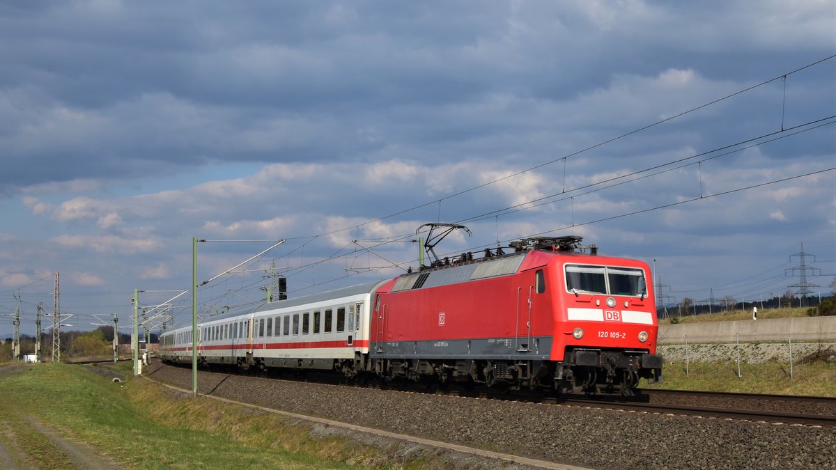 120 105 zieht einen Intercity nach Karlsruhe durch Neuhof. Aufgenommen am 7.4.2019 17:05