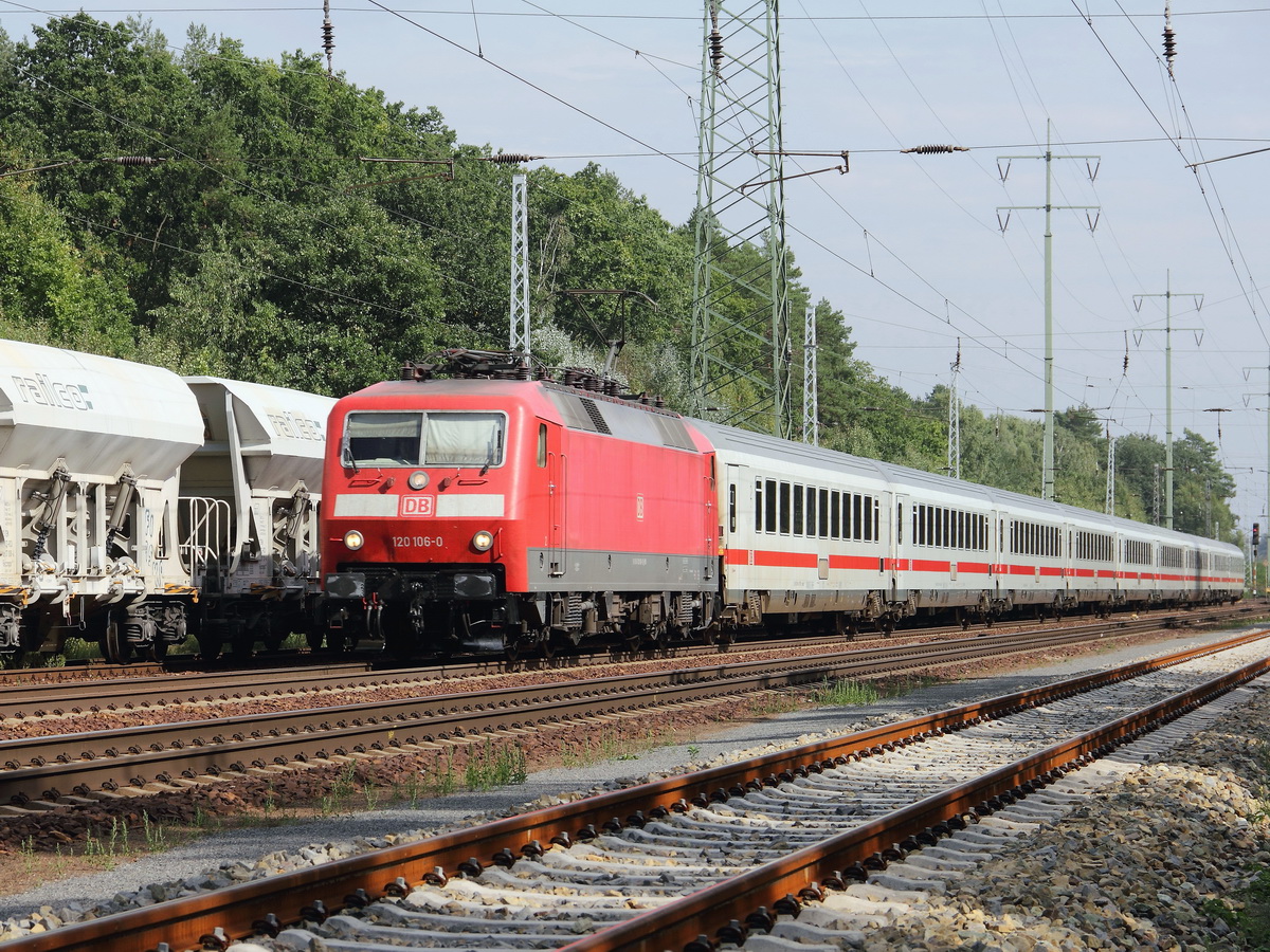 120 106-0 mit einem IC aus Berlin kommend am 13. September 2015 auf dem Berliner Außenring bei Diedersdorf.