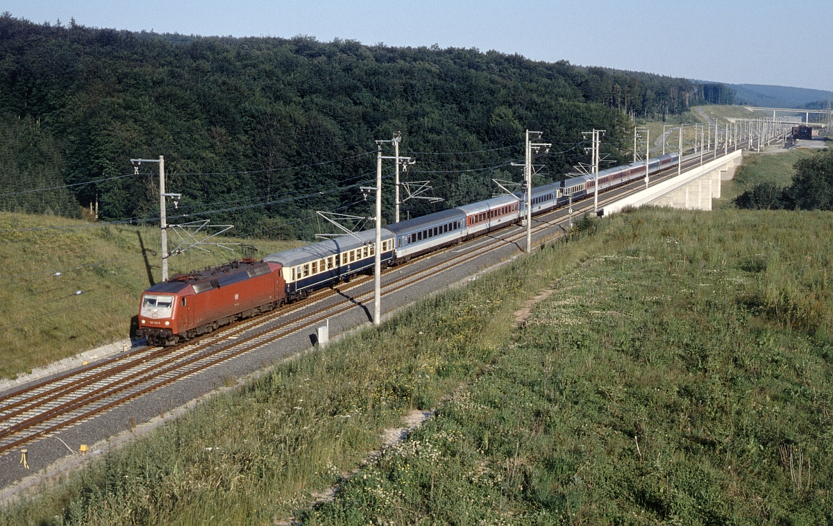 120 106 durcheilt mit einem FD den Betriebsbahnhof Körle in Richtung Kassel (28.7.1991).